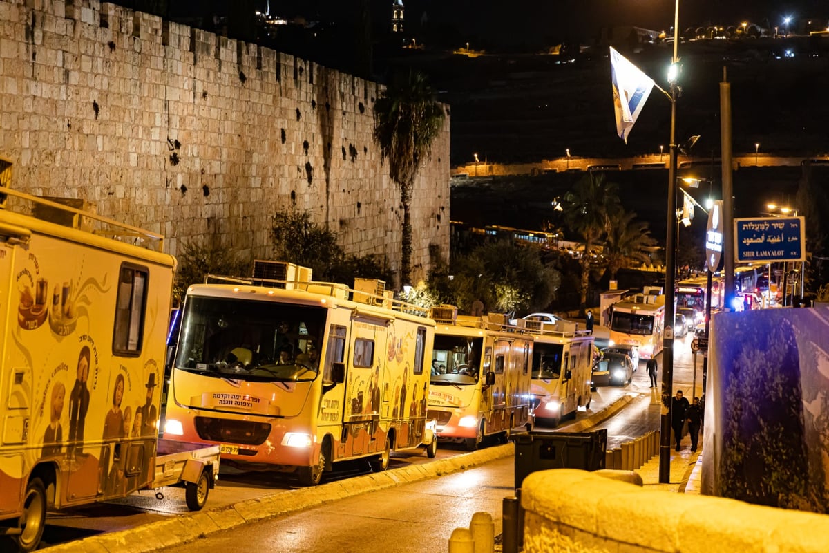 מרהיב: שיירת הטנקים של חב"ד מסביב לישראל