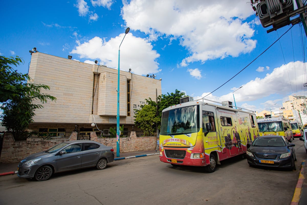 מרהיב: שיירת הטנקים של חב"ד מסביב לישראל