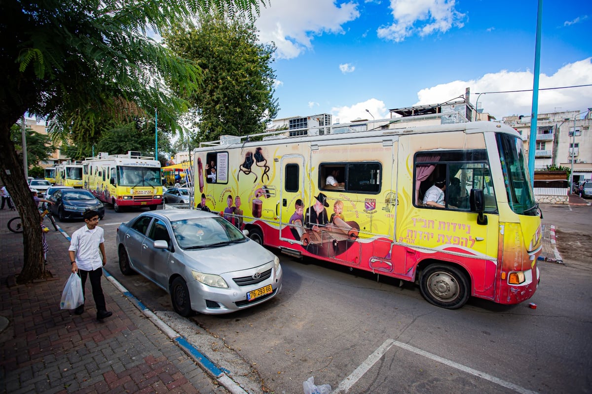 מרהיב: שיירת הטנקים של חב"ד מסביב לישראל