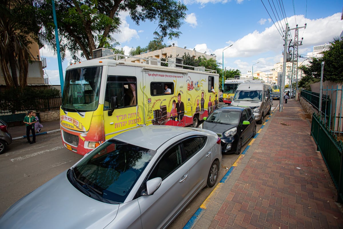 מרהיב: שיירת הטנקים של חב"ד מסביב לישראל