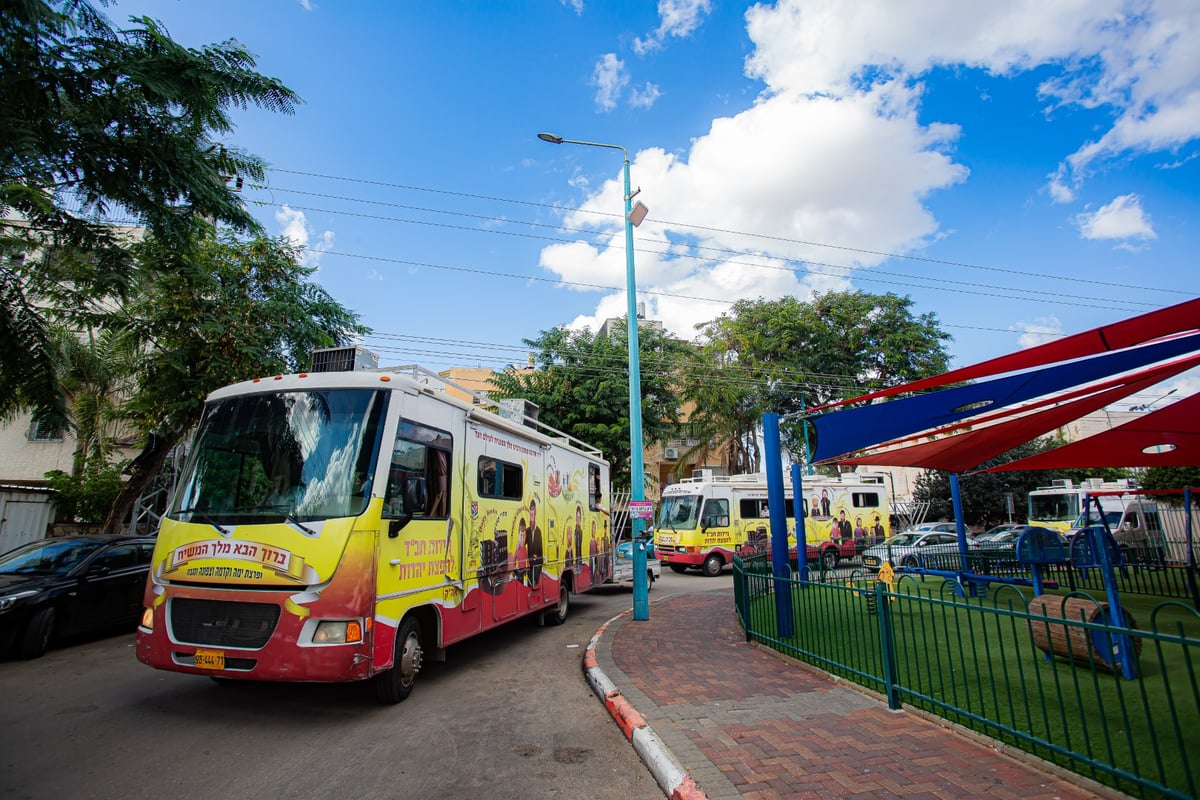 מרהיב: שיירת הטנקים של חב"ד מסביב לישראל