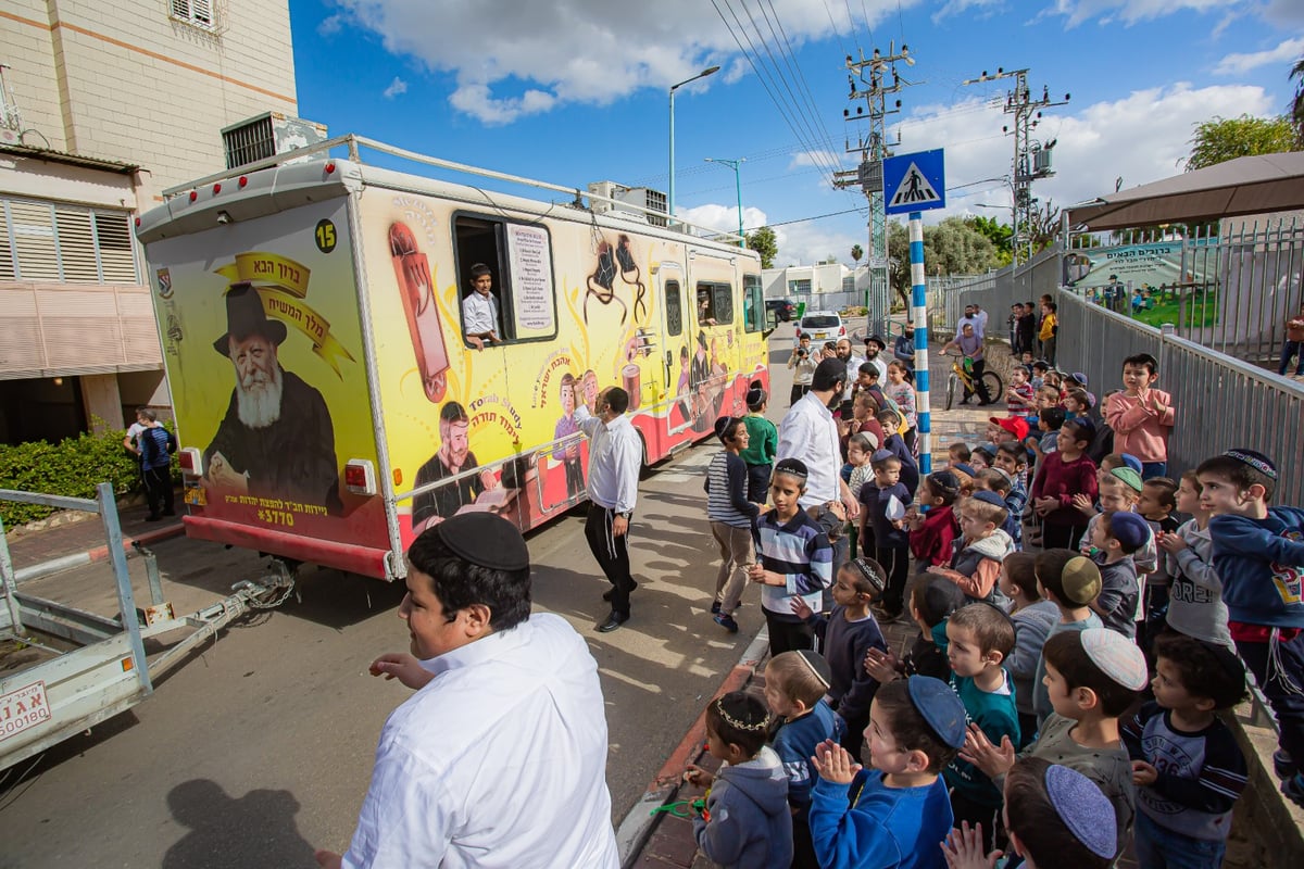 מרהיב: שיירת הטנקים של חב"ד מסביב לישראל