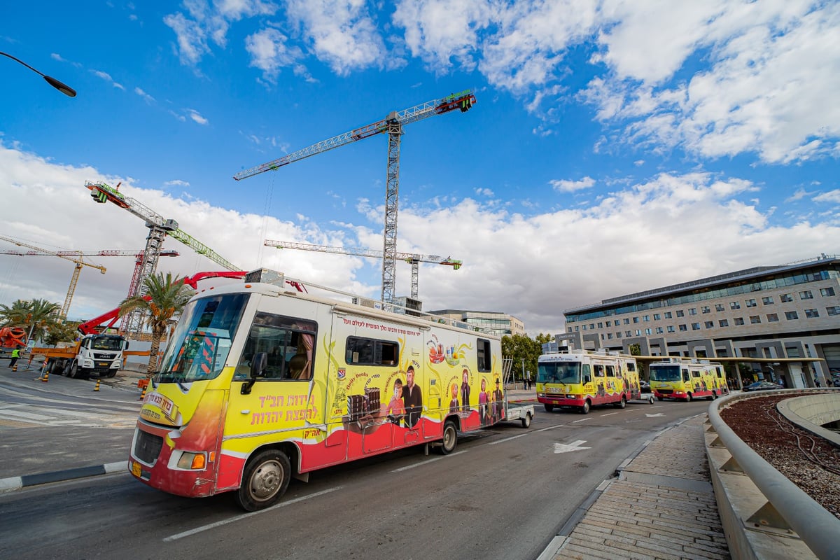 מרהיב: שיירת הטנקים של חב"ד מסביב לישראל