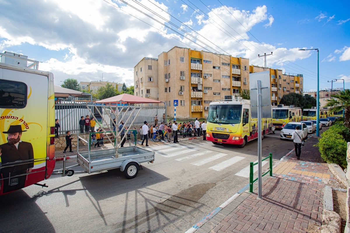 מרהיב: שיירת הטנקים של חב"ד מסביב לישראל