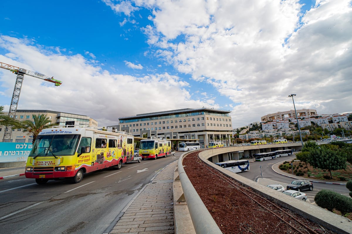 מרהיב: שיירת הטנקים של חב"ד מסביב לישראל