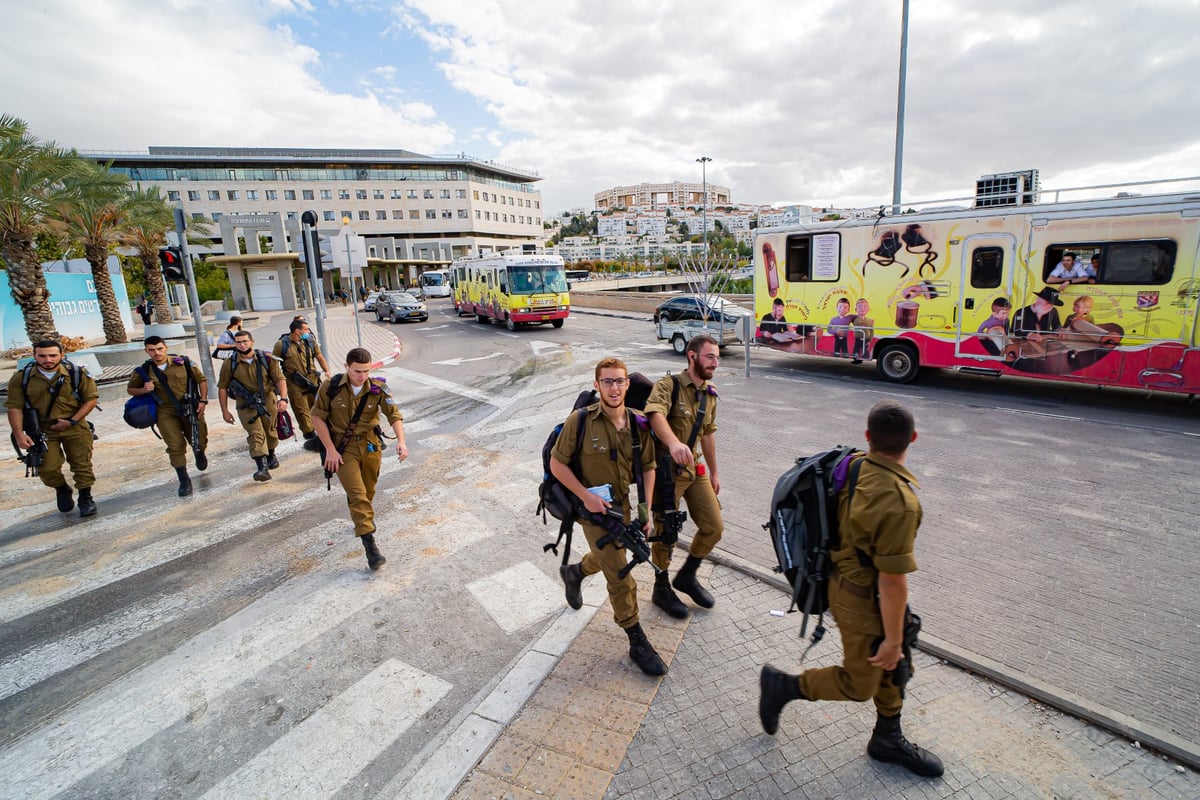 מרהיב: שיירת הטנקים של חב"ד מסביב לישראל