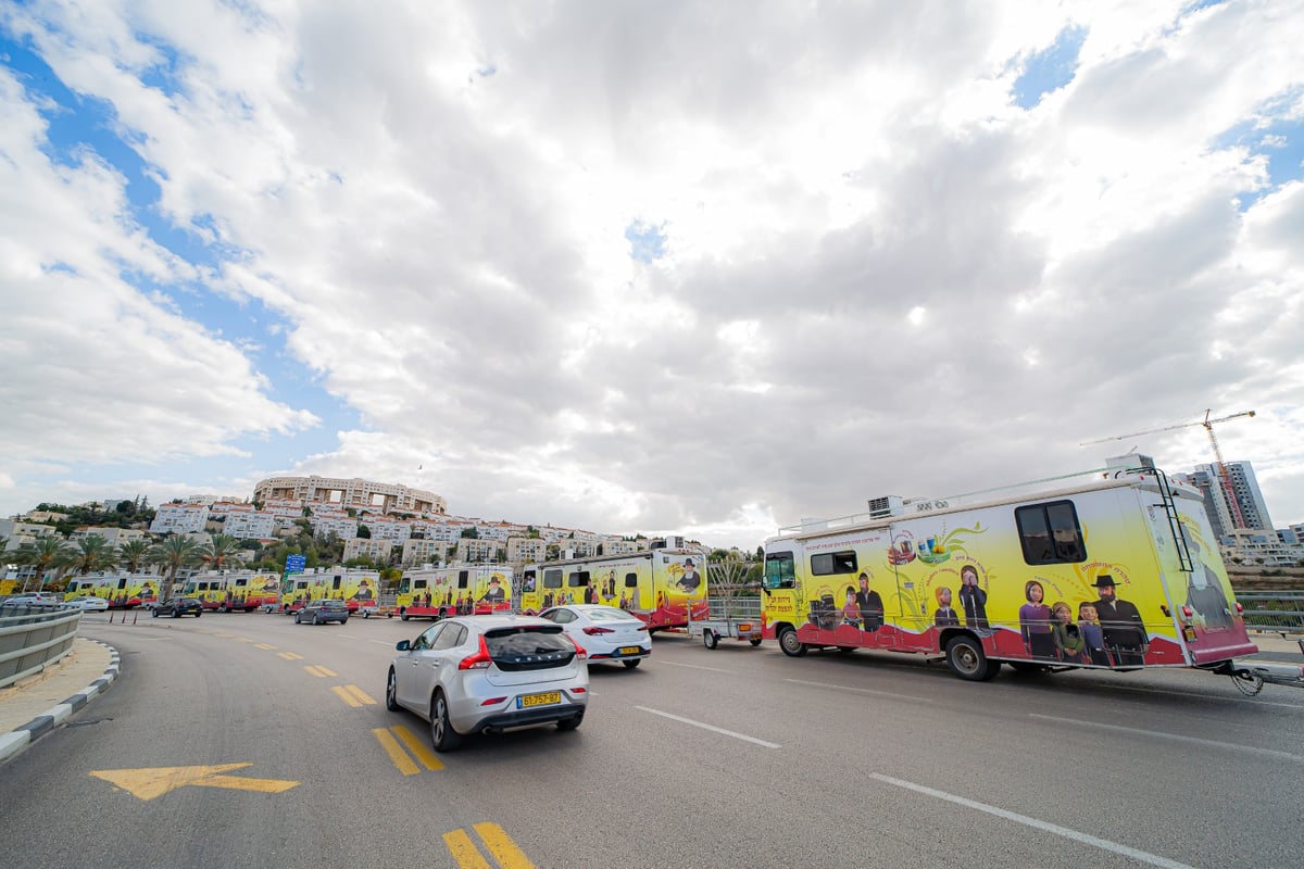 מרהיב: שיירת הטנקים של חב"ד מסביב לישראל