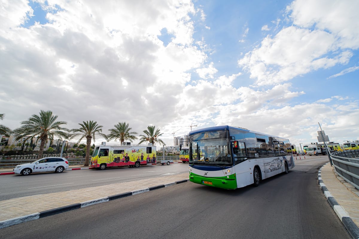 מרהיב: שיירת הטנקים של חב"ד מסביב לישראל