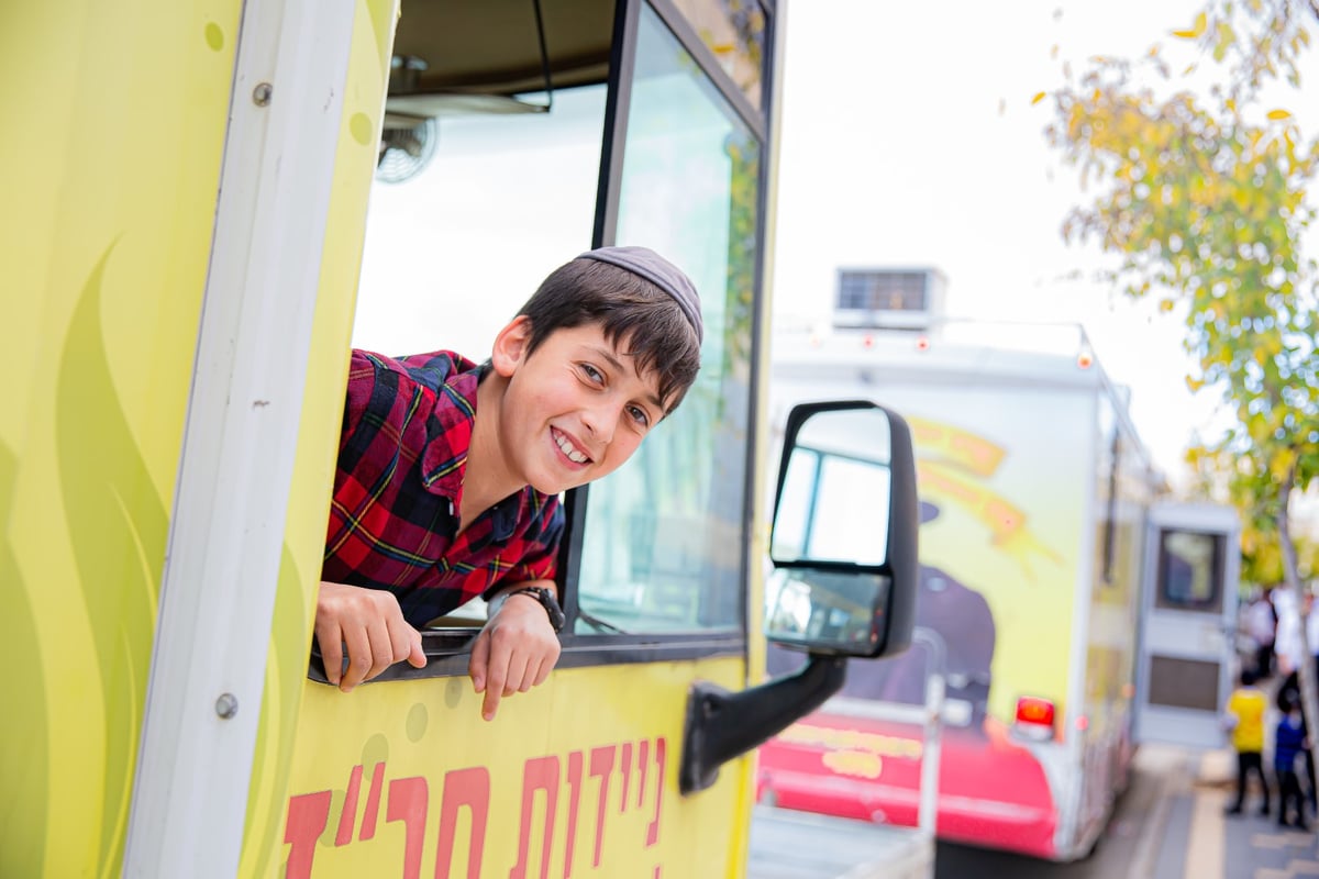 מרהיב: שיירת הטנקים של חב"ד מסביב לישראל