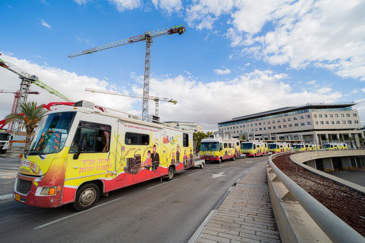 מרהיב: שיירת הטנקים של חב"ד מסביב לישראל