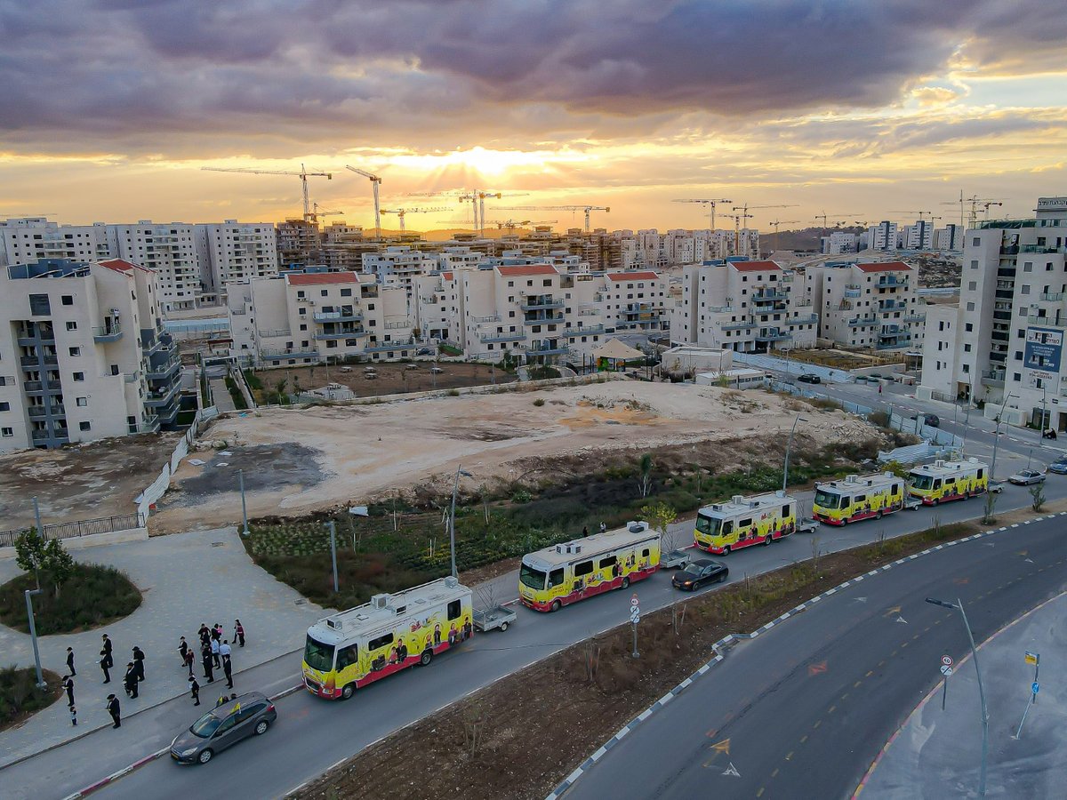 מרהיב: שיירת הטנקים של חב"ד מסביב לישראל