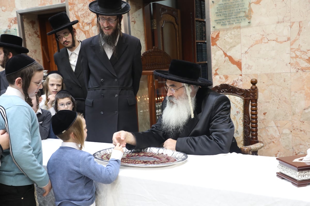 ילדי 'דושינסקיא' התכנסו להדלקה ו'חנוכה געלט'