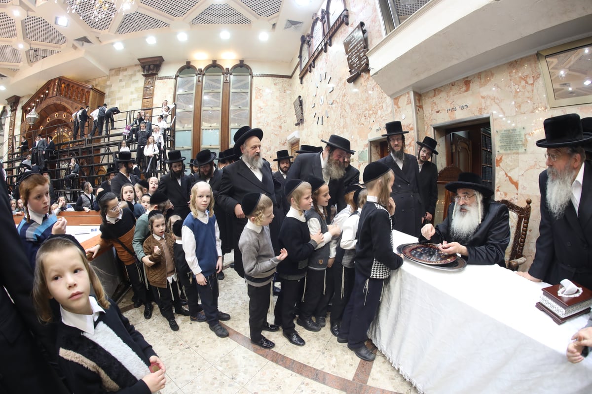 ילדי 'דושינסקיא' התכנסו להדלקה ו'חנוכה געלט'