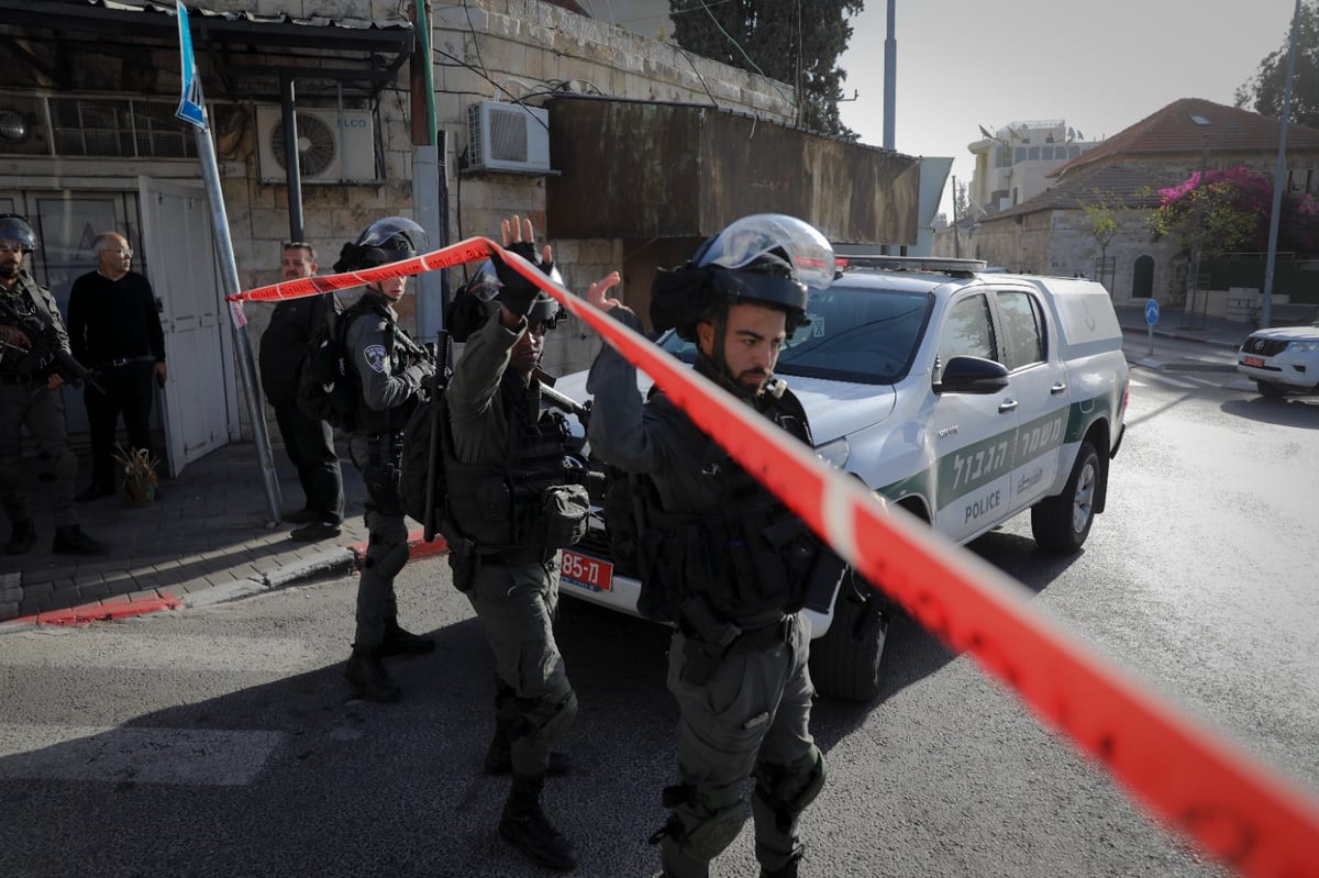 תיעוד: המחבלת צועדת ליד האם וילדיה - רגע לפני הפיגוע