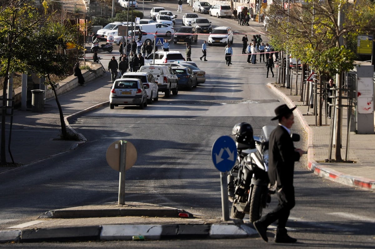 תיעוד: המחבלת צועדת ליד האם וילדיה - רגע לפני הפיגוע