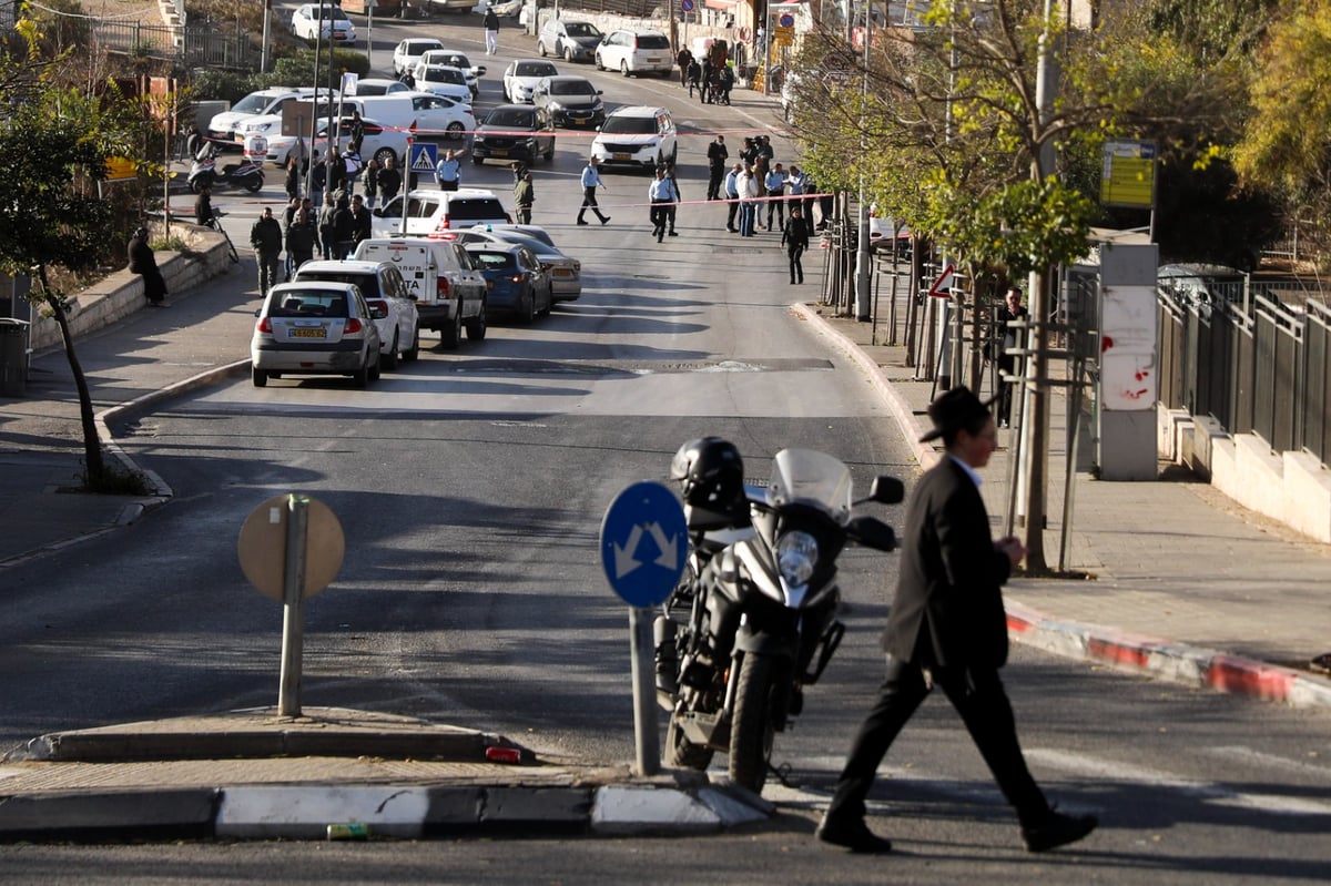 תיעוד: המחבלת צועדת ליד האם וילדיה - רגע לפני הפיגוע