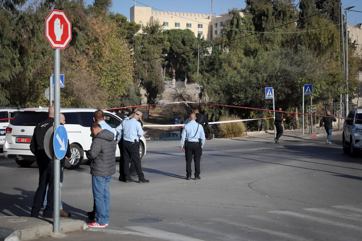 תיעוד: המחבלת צועדת ליד האם וילדיה - רגע לפני הפיגוע