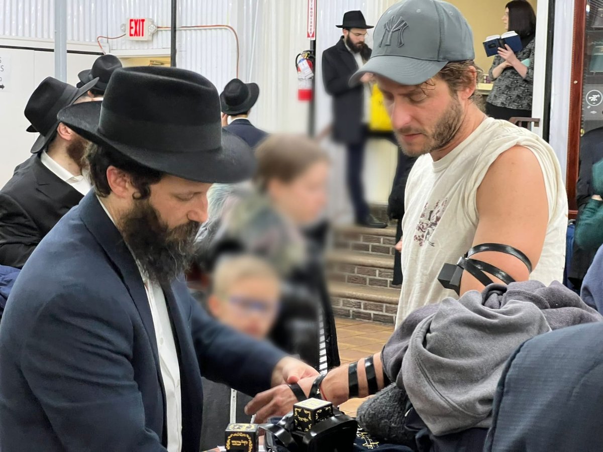 כוכב 'שטיסל' מיכאל אלוני בציון הרבי מליובאוויטש