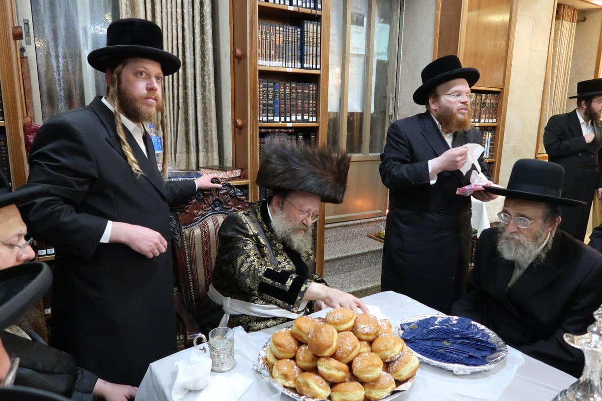 "נשים מדברות בטלפון ברחוב בקולי קולות"