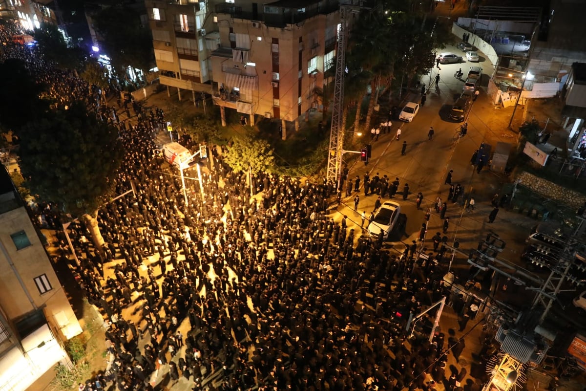 בעקבות התביעה: אלפי חסידי גור הפגינו בבני ברק • תיעוד