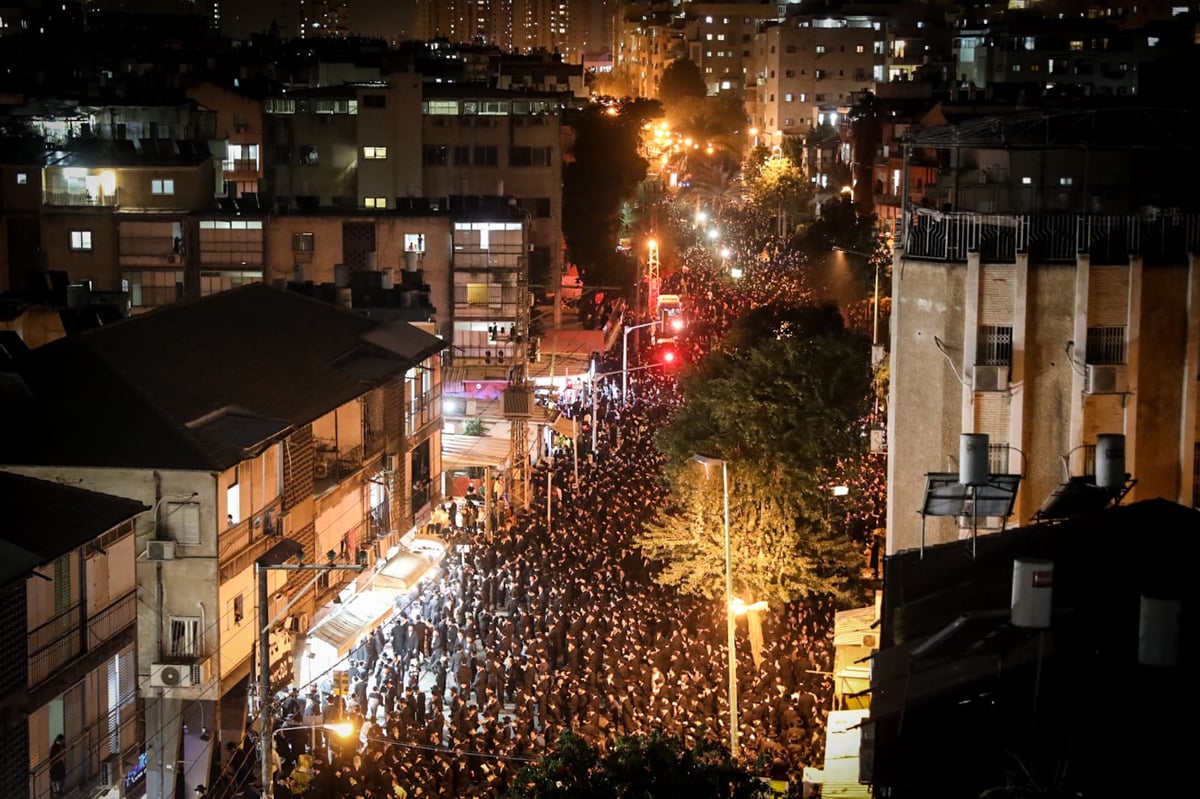 בעקבות התביעה: אלפי חסידי גור הפגינו בבני ברק • תיעוד