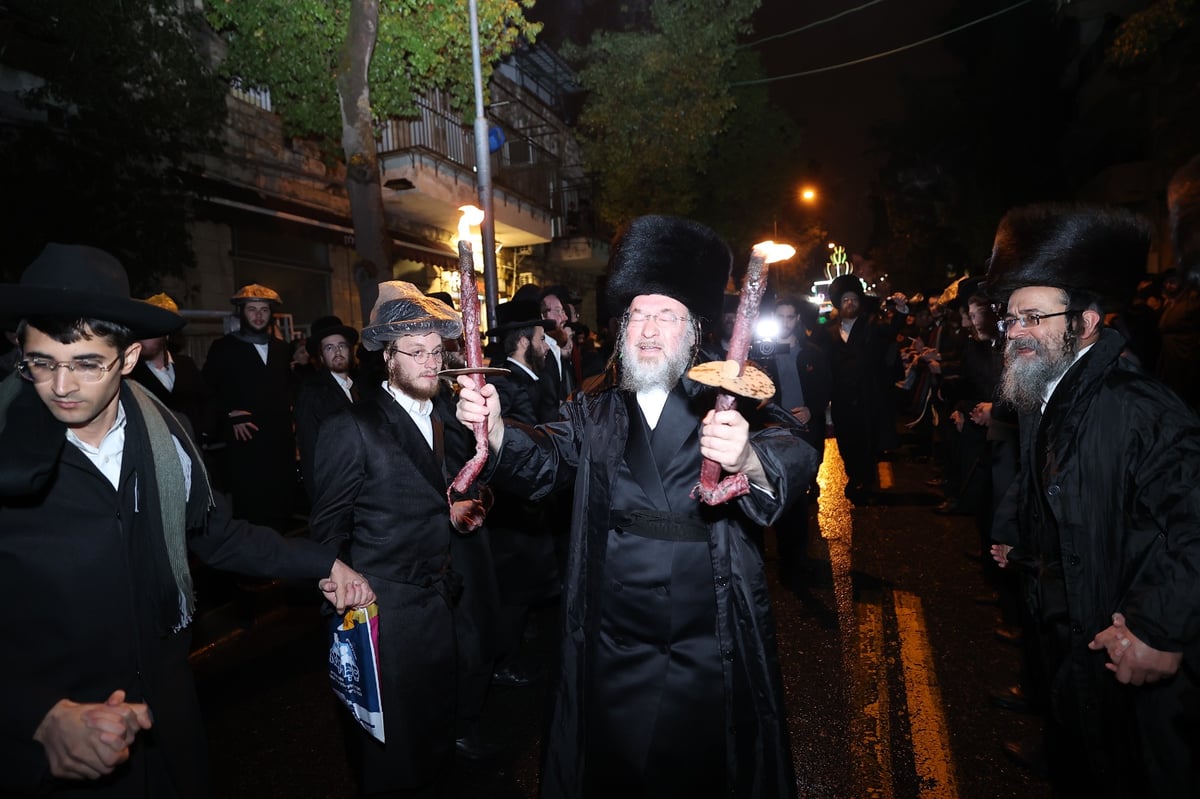 המפיק הכניס ספר תורה ל'אורייתא' • תיעוד