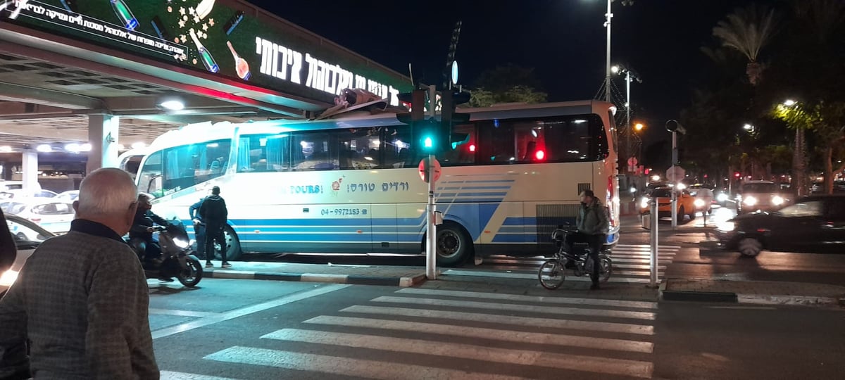 האוטובוס מתנגש בגשר כיכר רבין בתל אביב • צפו