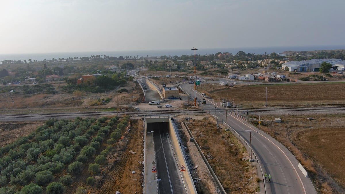 סמוך לחוף דור: הפרדה מפלסית לרכבת; צפו