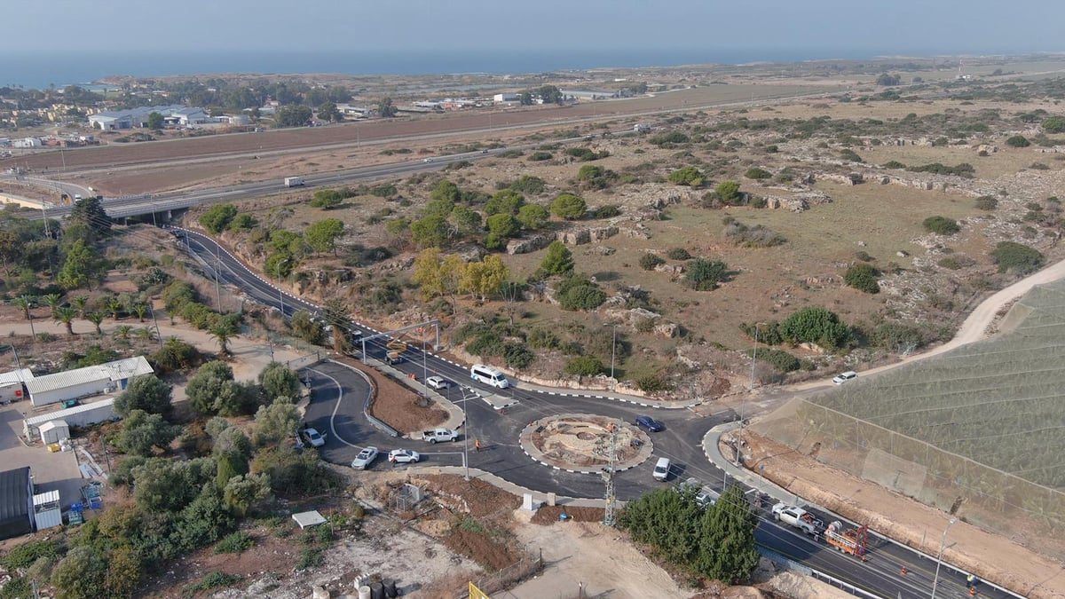 סמוך לחוף דור: הפרדה מפלסית לרכבת; צפו