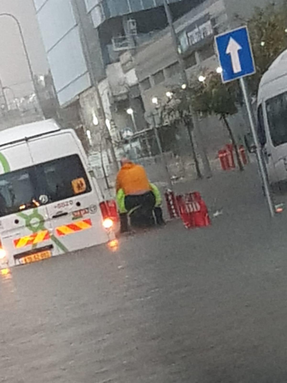 הצפות נרחבות בחולון; לכודים חולצו מרכבם