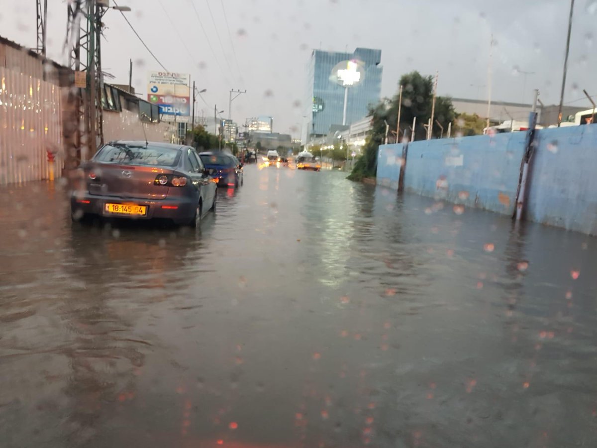 הצפות נרחבות בחולון; לכודים חולצו מרכבם