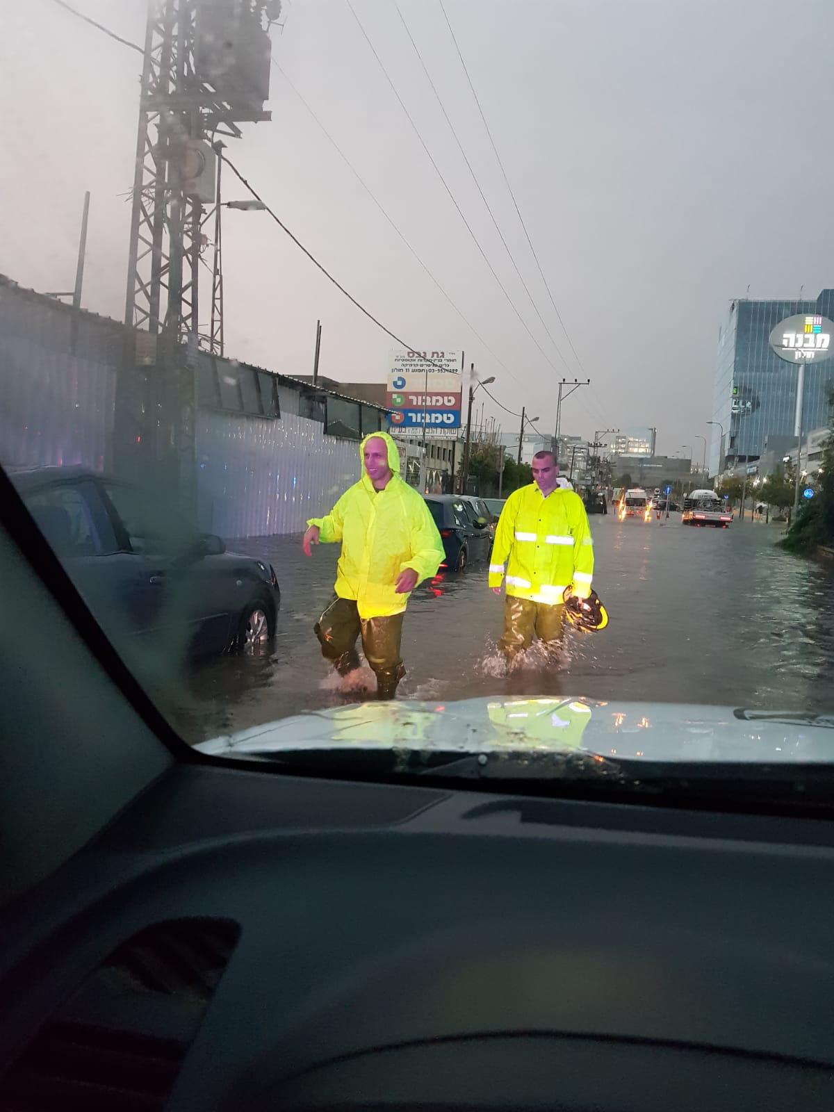 הצפות נרחבות בחולון; לכודים חולצו מרכבם