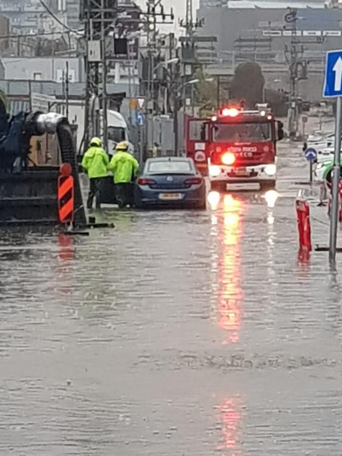 שוב הצפות בחולון וחילוץ לכודים • תיעוד