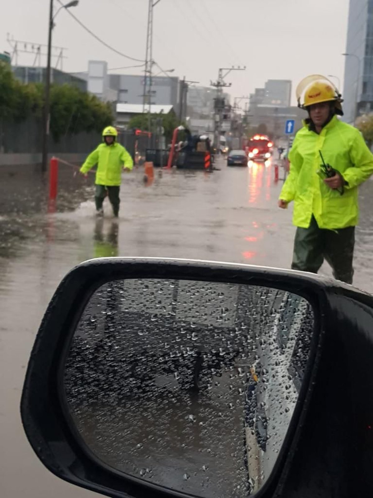 שוב הצפות בחולון וחילוץ לכודים • תיעוד