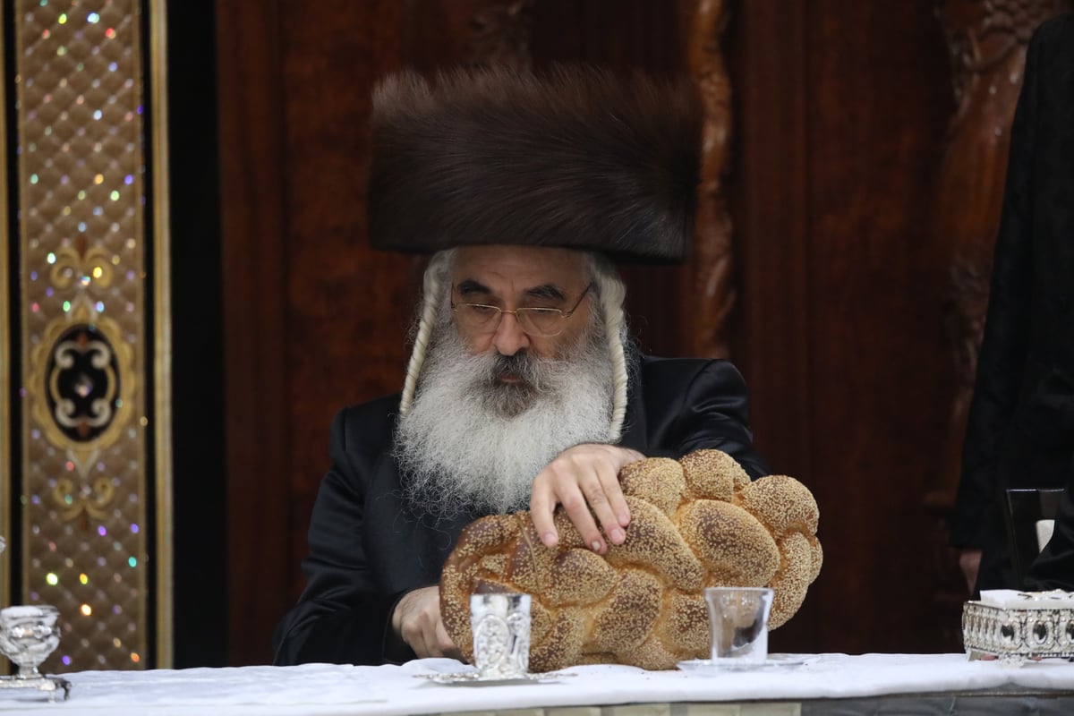 בחורי דושינסקיא חגגו שבע ברכות לנכד האדמו"ר