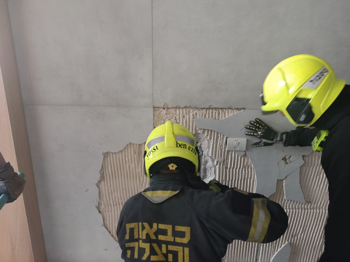 עובדי ניקיון נפלו לפיר האשפה וחולצו על ידי לוחמי האש