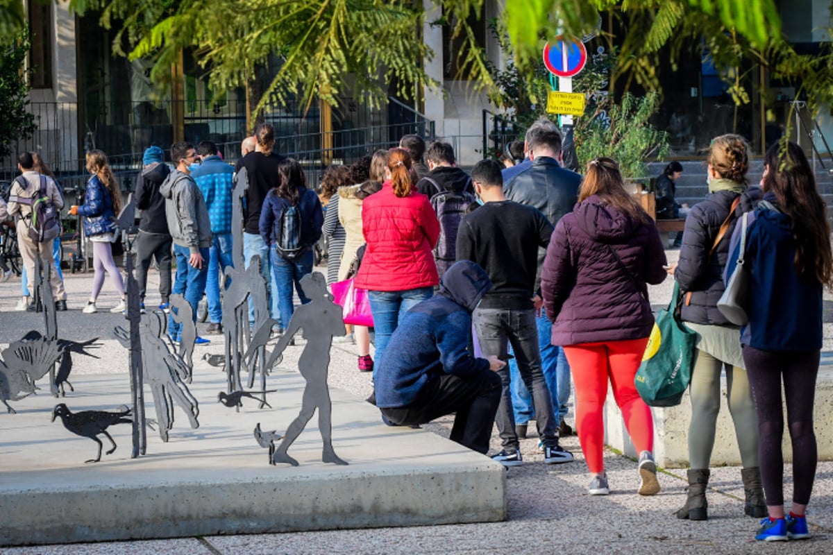 תור ענק לבדיקת קורונה אתמול בתל אביב