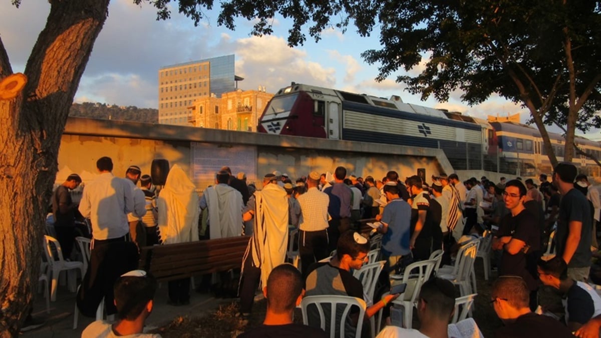 הרב שמואל אליהו ותלמידיו מתפללים במערת הקבורה באתר 'חיפה אל עתיקה' - מערת בעלי התוספות שנמצאת במרחק מאות מטרים ספורים ליד קבר רבי אבדימי דמין חיפה, שם ישנה מסורת ברורה שבה נטמן הרמב"ן