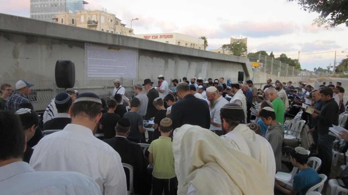 הרב שמואל אליהו ותלמידיו מתפללים במערת הקבורה באתר 'חיפה אל עתיקה' - מערת בעלי התוספות שנמצאת במרחק מאות מטרים ספורים ליד קבר רבי אבדימי דמין חיפה, שם ישנה מסורת ברורה שבה נטמן הרמב"ן