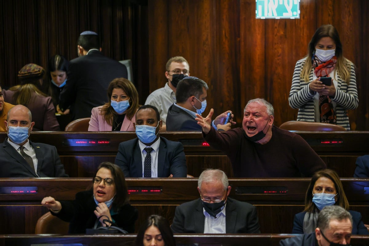 "לך, לך"; ההצבעה על חוק החשמל גררה צעקות ועימותים