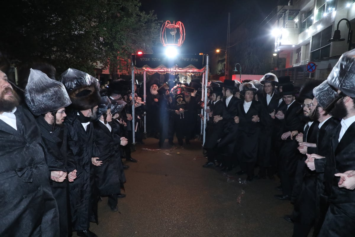 יובל שנים ליסוד הקהילה: בדושינסקיא בב"ב הכניסו ספר תורה