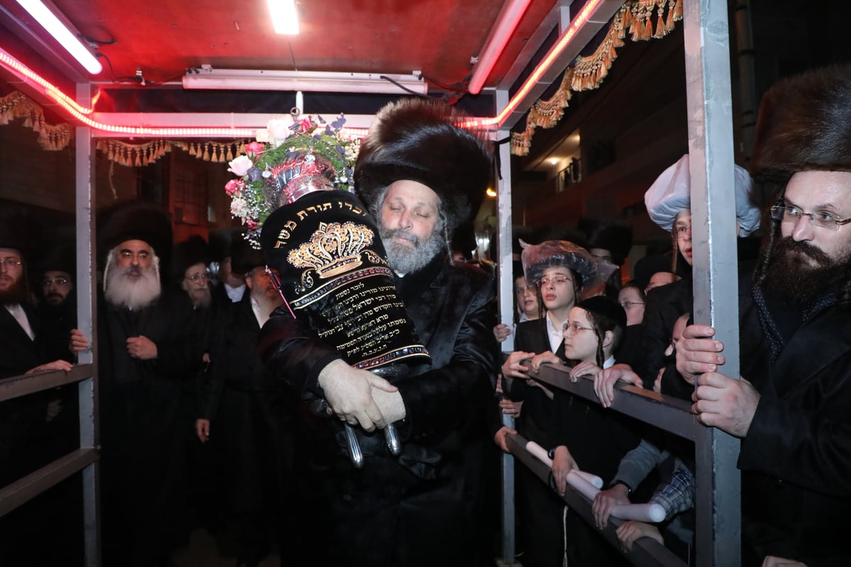 יובל שנים ליסוד הקהילה: בדושינסקיא בב"ב הכניסו ספר תורה