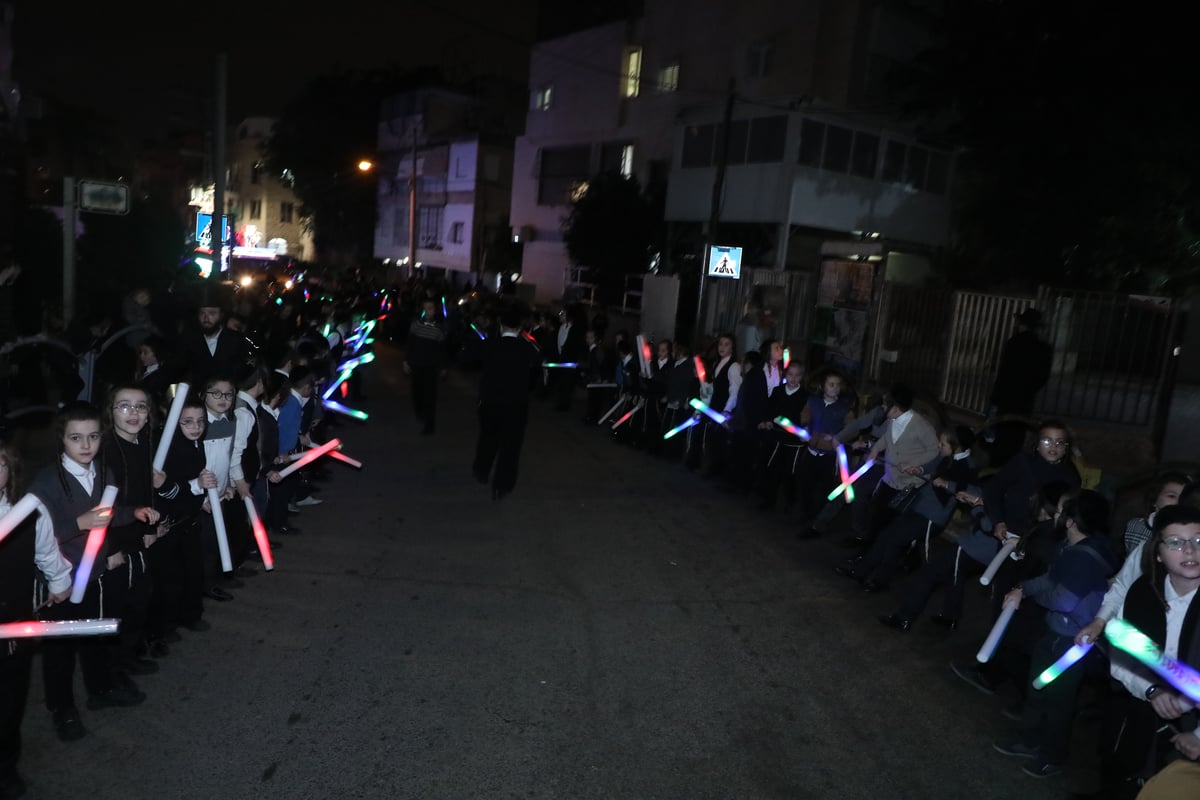 יובל שנים ליסוד הקהילה: בדושינסקיא בב"ב הכניסו ספר תורה