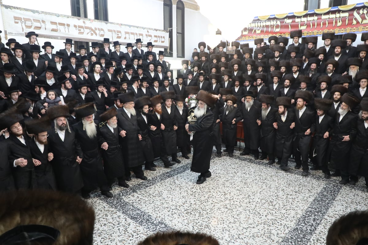 יובל שנים ליסוד הקהילה: בדושינסקיא בב"ב הכניסו ספר תורה