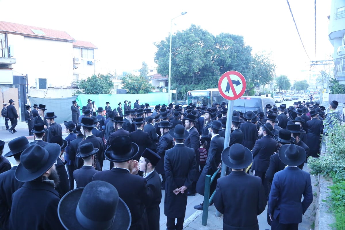 מאות ליוו למנוחות את הגאב"ד הגרי"ח שיינפלד זצ"ל