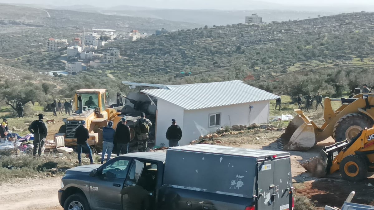 שני מתיישבים כלאו עצמם במתקן ברזל; צפו