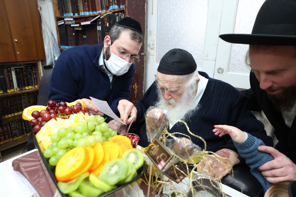 ט"ו בשבט במחיצת מרן הגר"ח קנייבסקי • צפו בתיעוד