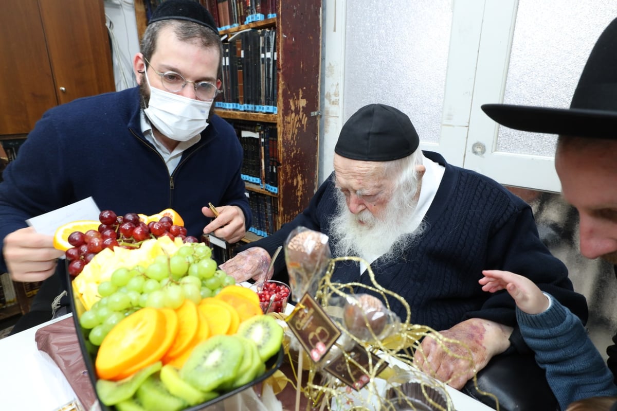 ט"ו בשבט במחיצת מרן הגר"ח קנייבסקי • צפו בתיעוד