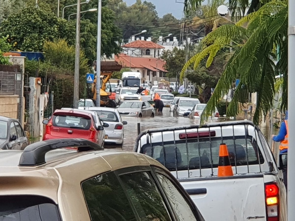 הצפות בפתח תקווה; תושב יצא לשיט • צפו