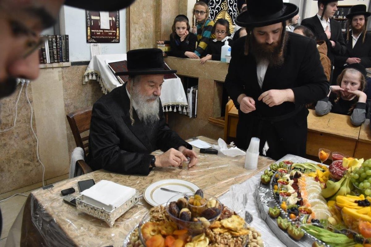 צפו בתיעוד: טיש ט"ו בשבט בחסידות אשלג